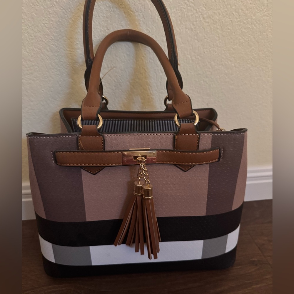 Gorgeous plaid purse. Only used twice. In perfect condition.